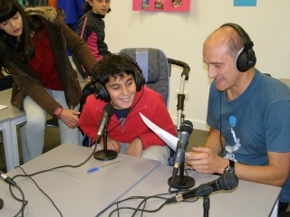 niño en un programa de radio